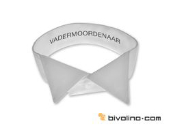 Vadermoordenaar boord. De vadermoordenaar boord of col cassé kraag is bekend als de kraag voor het smoking overhemd. Perfect voor speciale gelegenheden zoals huwelijksfeesten, gala-avonden, bussines-events en zaken recepties. Wordt bij een smoking, jaquet en rokkostuum gedragen met een plastron of een das. De belgen noemen hem weleens de vadermoorder kraag. De vadermoordenaar boord of col cassé heeft een hoge halsboord met grote omgeslagen punten. Voor de gala-avonden in smoking.